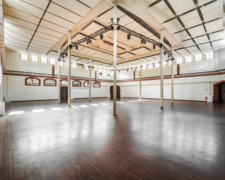 Dressurhalle Saal Innenansicht mit Tageslicht, eingebauten Traversen in der Dressurhalle by Hagenbeck im Tierpark Hagenbeck